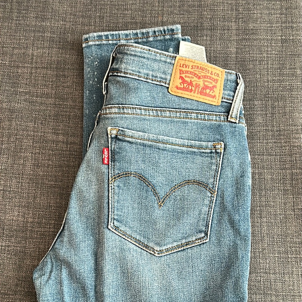 Levi’s 7/11 Skinny Jeans in Blue. Size 27